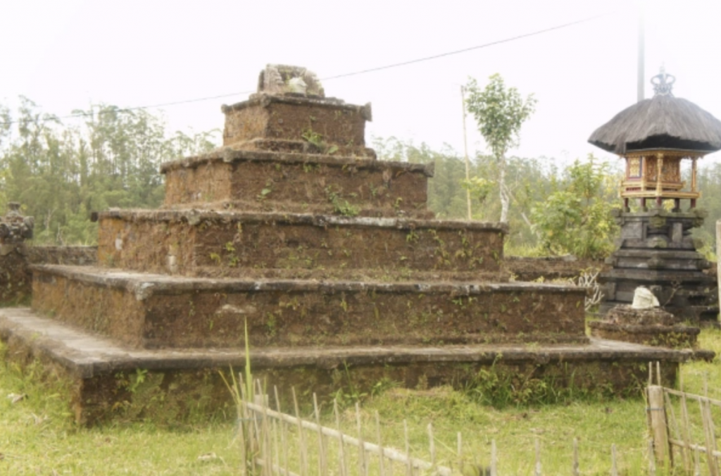 A place of worship in the form of a punden berundak which is estimated to have existed during the Megalithic era. Located in the Selulung Traditional Village, Bali. (Source: https://selulungkintamani.wordpress.com/kebudayaan-dan-sejarah/)